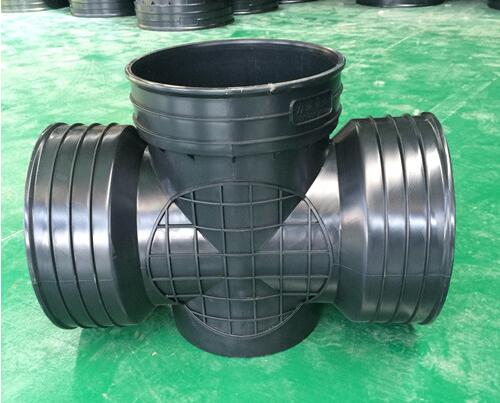 農村管網改造中，塑料檢查井有哪些部分構成?